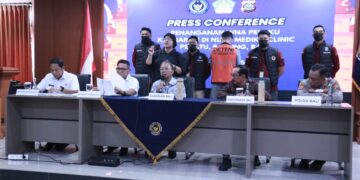 Gubernur Bali Wayan Koster (tengah) saat hadiri deportasi MM di Kantor Imigrasi Denpasar. -IST