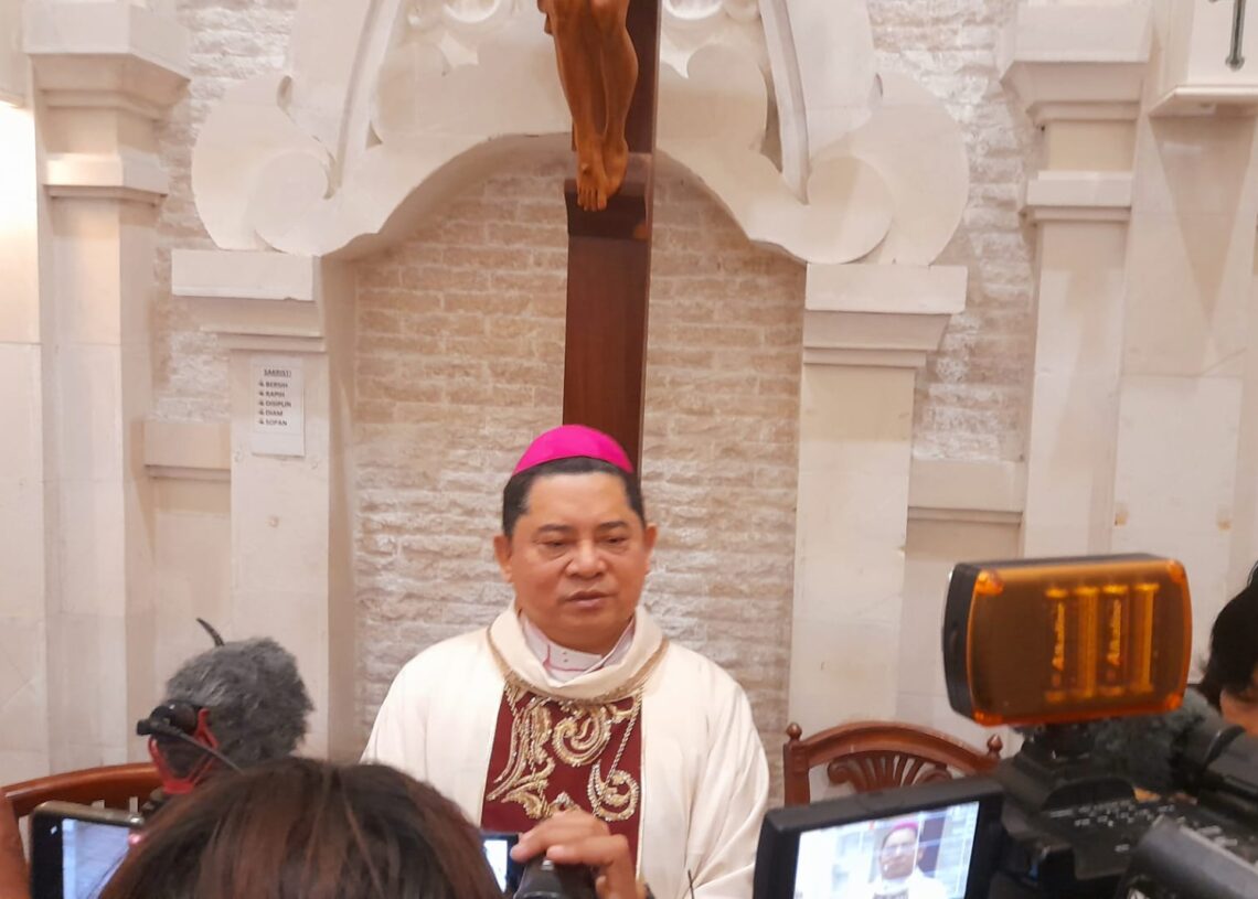 Uskup Keuskupan Denpasar, Mgr. Silvester San. -Balitopik.com