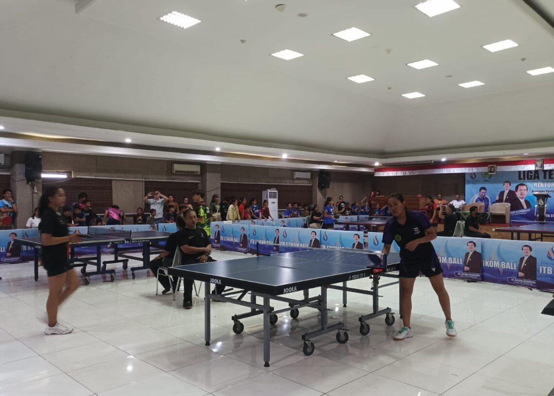 Potret pertandingan peserta Liga Tenis Meja Rektor ITB STIKOM Bali Cup 2025. -IST