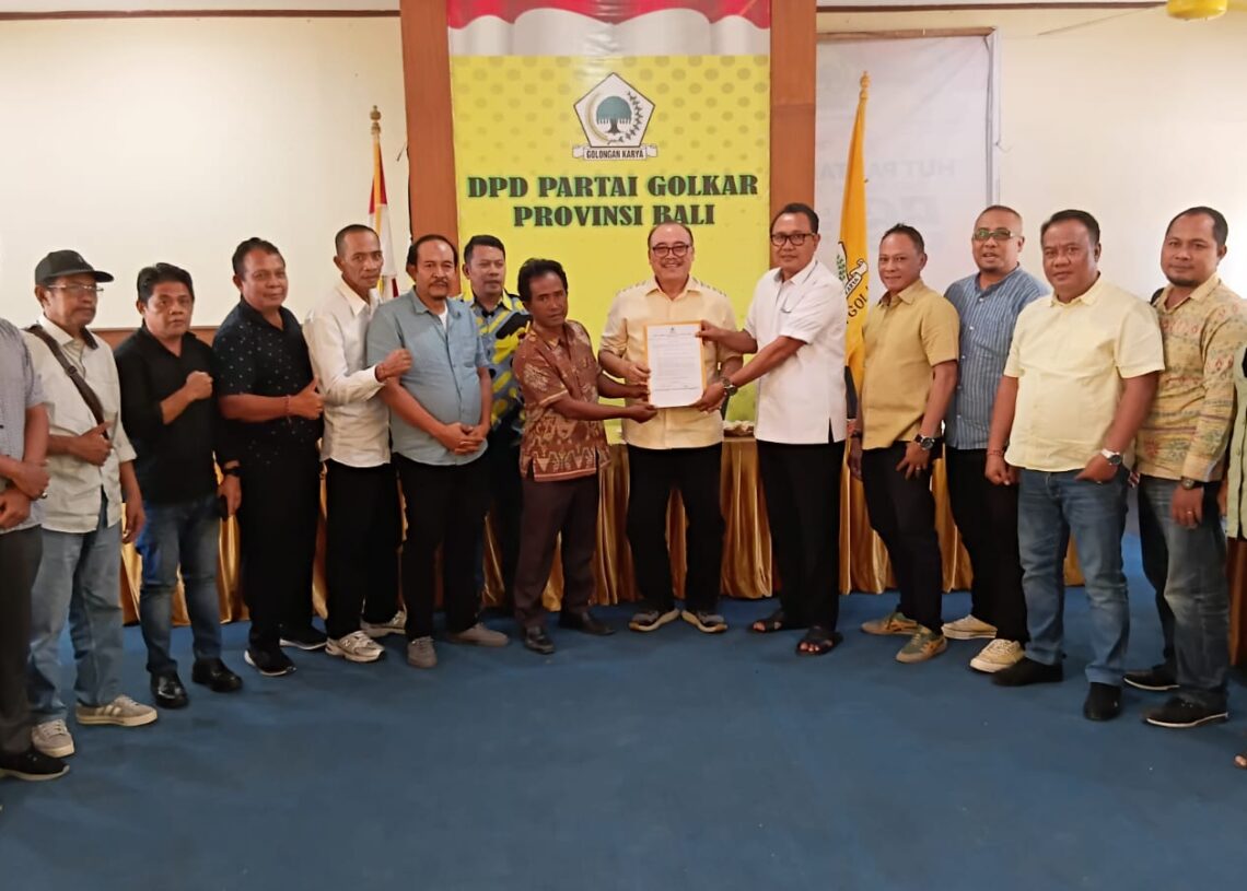 Ketua DPD I Partai Golkar Bali, Dr. I Nyoman Sugawa Korry (tengah) dan pengurus Golkar DPD II se-Bali. -IST