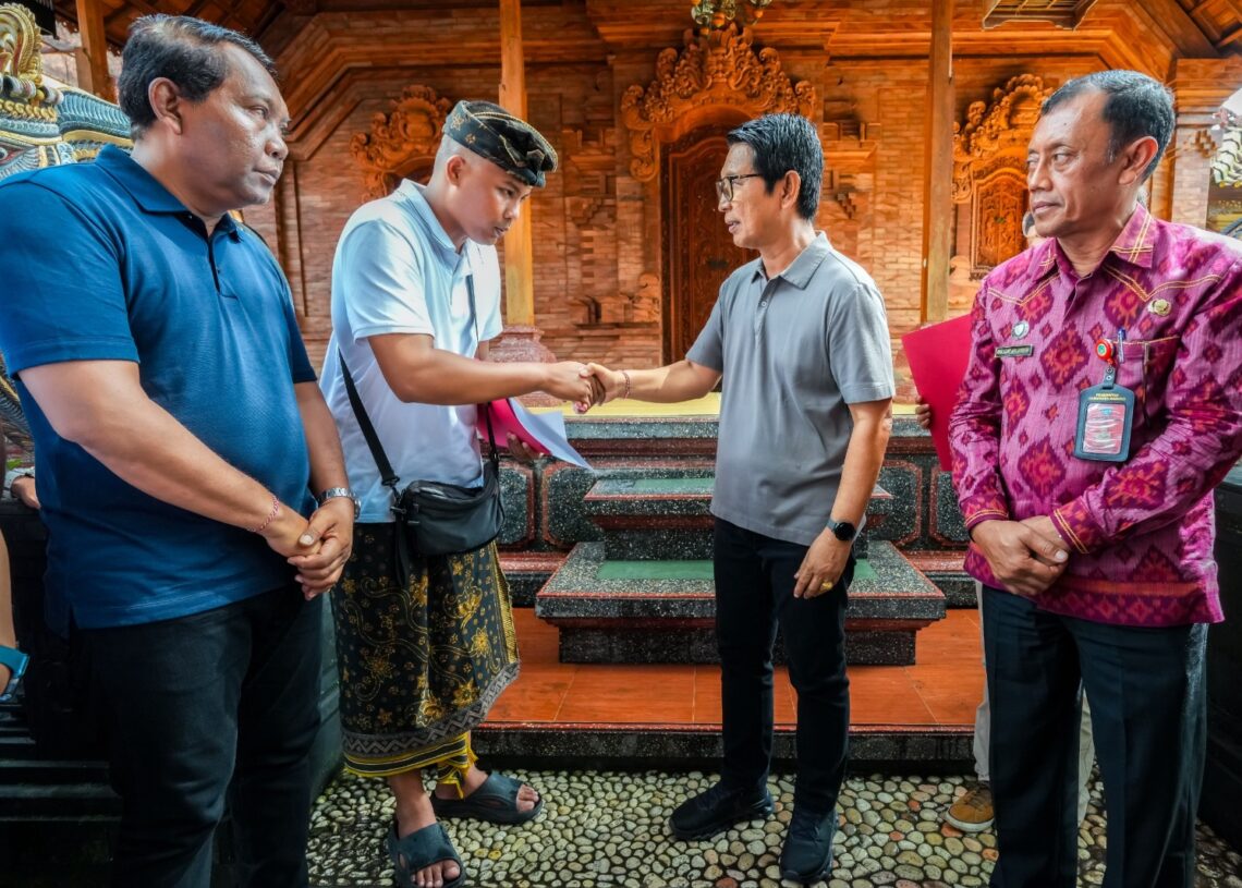 Bupati Badung I Wayan Adi Arnawa saat menyerahkan akta kematian dan penghargaan kepada keluarga almarhumah Ni Kadek Emi Widyasari. -Humas Pemkab Badung.