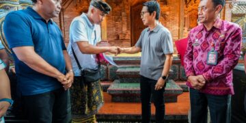 Bupati Badung I Wayan Adi Arnawa saat menyerahkan akta kematian dan penghargaan kepada keluarga almarhumah Ni Kadek Emi Widyasari. -Humas Pemkab Badung.