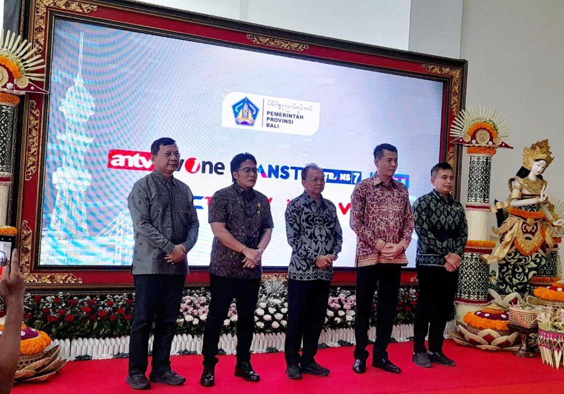 Gubernur Bali Wayan Koster (tengah) saat peresmian pemancar jaringan televisi digital di Turyapada Tower KBS 6.0 Kerthi Bali di Buleleng, Jumat (18/4/2025). -Balitopik.com
