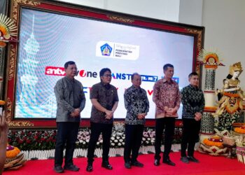 Gubernur Bali Wayan Koster (tengah) saat peresmian pemancar jaringan televisi digital di Turyapada Tower KBS 6.0 Kerthi Bali di Buleleng, Jumat (18/4/2025). -Balitopik.com