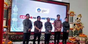 Gubernur Bali Wayan Koster (tengah) saat peresmian pemancar jaringan televisi digital di Turyapada Tower KBS 6.0 Kerthi Bali di Buleleng, Jumat (18/4/2025). -Balitopik.com