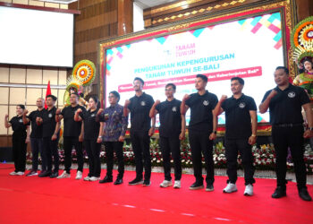 Giri Prasta (tengah) saat mengukuhkan Pengurus Tanam Tuwuh Bali. Balitopik.com