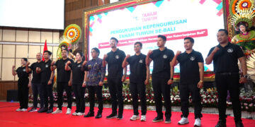 Giri Prasta (tengah) saat mengukuhkan Pengurus Tanam Tuwuh Bali. Balitopik.com