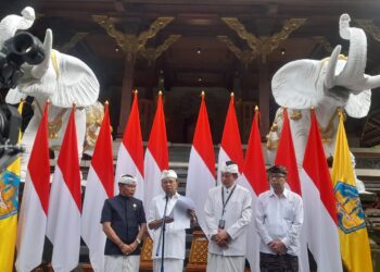 Gubernur Bali Wayan Koster (kedua dari kiri) saat membacakan SE Nomor 08 Tahun 2025. -Balitopik.com