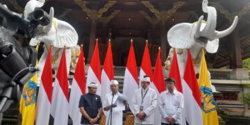 Gubernur Bali Wayan Koster (kedua dari kiri) saat membacakan SE Nomor 08 Tahun 2025. -Balitopik.com