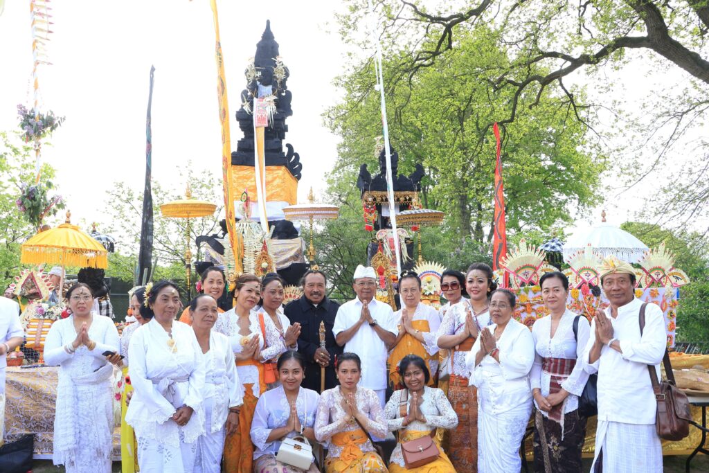 Foto bersama diaspora Bali di Eropa dengan Wayan Koster di area Pura Santa Citta Bhuwana, Belanda.