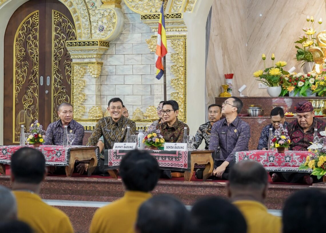 Bupati Badung I Wayan Adi Arnawa dan jajaran saat menyerahkan bantuan sosial keagmaan kepada 255 KK Umat Buddha di Badung. -Balitopik.com