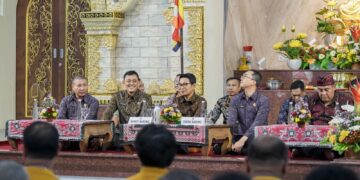 Bupati Badung I Wayan Adi Arnawa dan jajaran saat menyerahkan bantuan sosial keagmaan kepada 255 KK Umat Buddha di Badung. -Balitopik.com