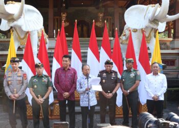 Gubernur Bali, Wayan Koster didampingi Ketua DPRD Provinsi Bali, Pangdam IX/Udayana, Kepala Kepolisian Daerah Bali, Kepala Kejaksaan Tinggi Bali, Ketua Pengadilan Tinggi Denpasar, Komandan Korem 163/Wira Satya, dan Kepala Badan Intelijen Negara Daerah Bali di Rumah Jabatan Gubernur Bali, Senin (12/5/2025). -Balitopik.com
