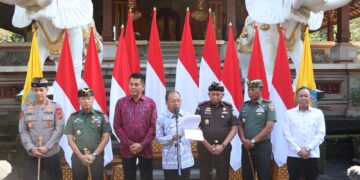 Gubernur Bali, Wayan Koster didampingi Ketua DPRD Provinsi Bali, Pangdam IX/Udayana, Kepala Kepolisian Daerah Bali, Kepala Kejaksaan Tinggi Bali, Ketua Pengadilan Tinggi Denpasar, Komandan Korem 163/Wira Satya, dan Kepala Badan Intelijen Negara Daerah Bali di Rumah Jabatan Gubernur Bali, Senin (12/5/2025). -Balitopik.com