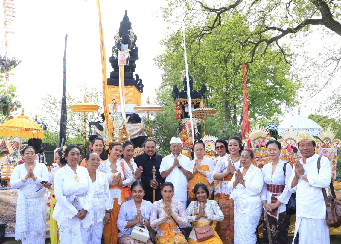 Gubernur Bali Wayan Koster saat meresmikan Pura Santa Citta Bhuwana di Kallankote, Belanda. -IST