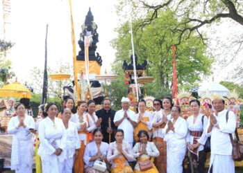 Gubernur Bali Wayan Koster saat meresmikan Pura Santa Citta Bhuwana di Kallankote, Belanda. -IST