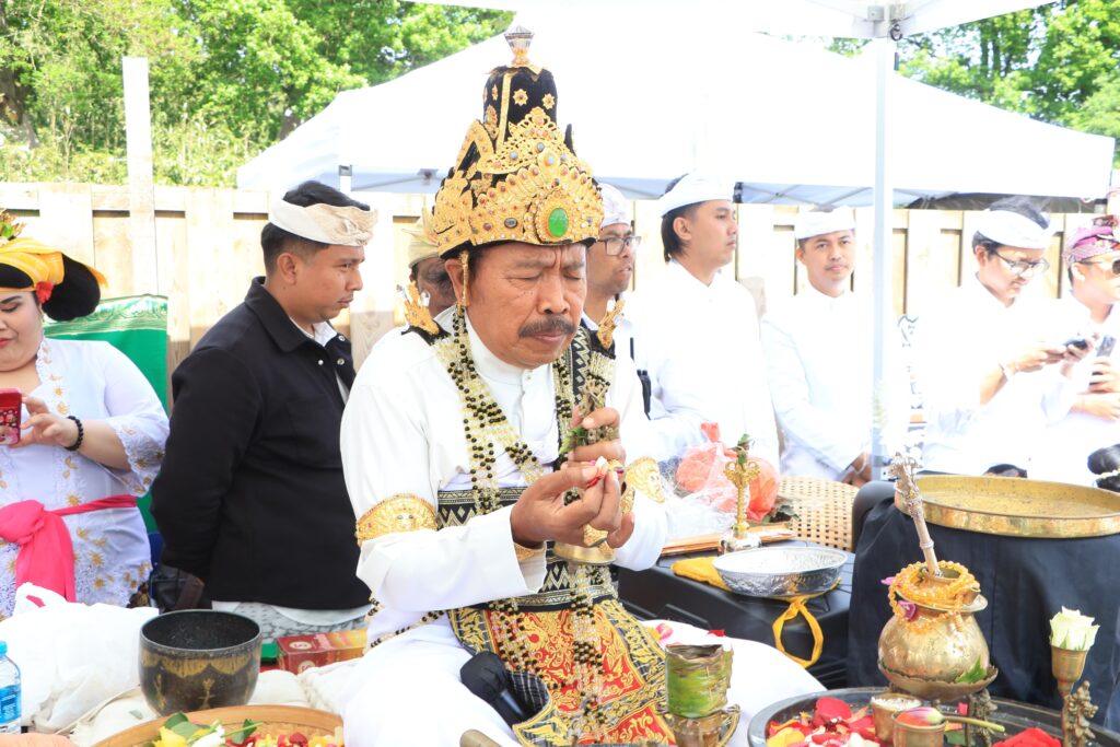 Ida Shri Bhagawan Putra Nata Nawa Wangsa Pemayun saat memimpin upacara malaspas. 