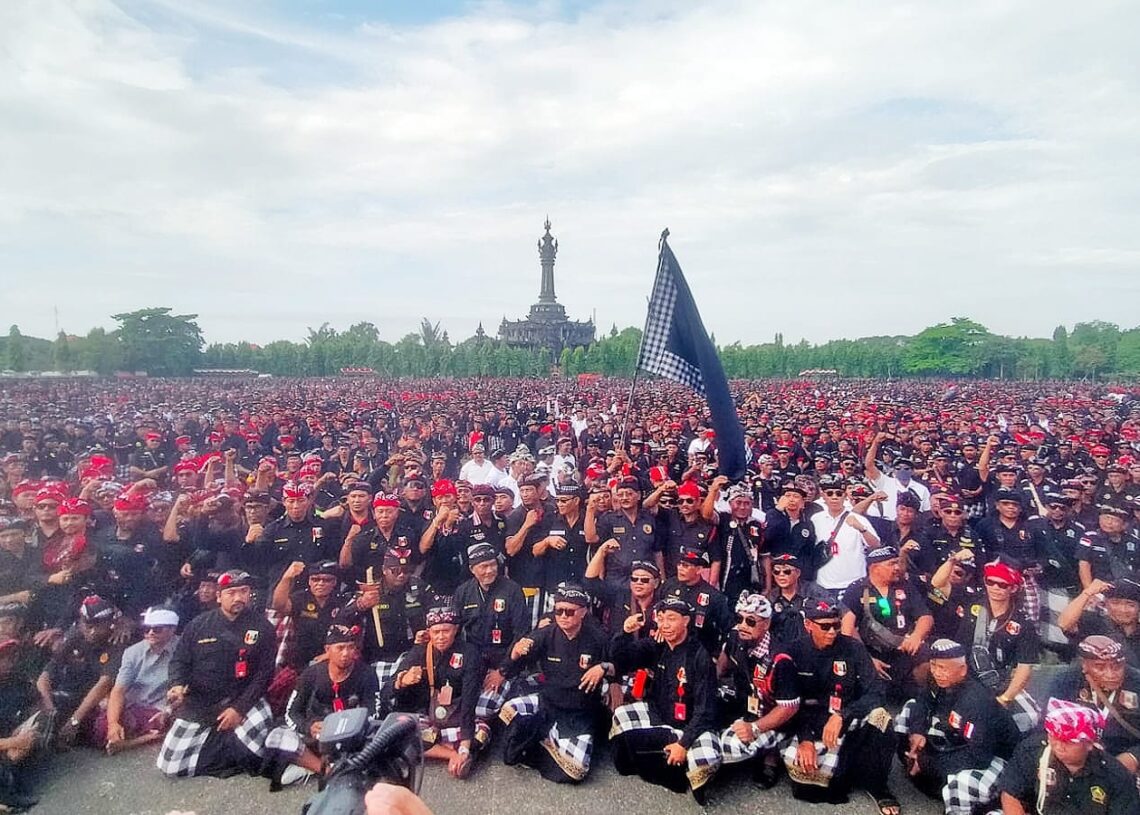 Pecalang se Bali saat deklarasi tolak ormas premanisme di Bali. -Balitopik.com