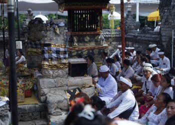 Ribuan pemedek saat lakukan persembahyangan di Pura Dalem Sakenan. -IST