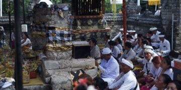 Ribuan pemedek saat lakukan persembahyangan di Pura Dalem Sakenan. -IST