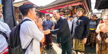 Wakil Bupati Badung Bagus Alit Sucipta saat mengunjungi dan memberikan bantuan sosial kepada para korban kebakaran. -Balitopik.com