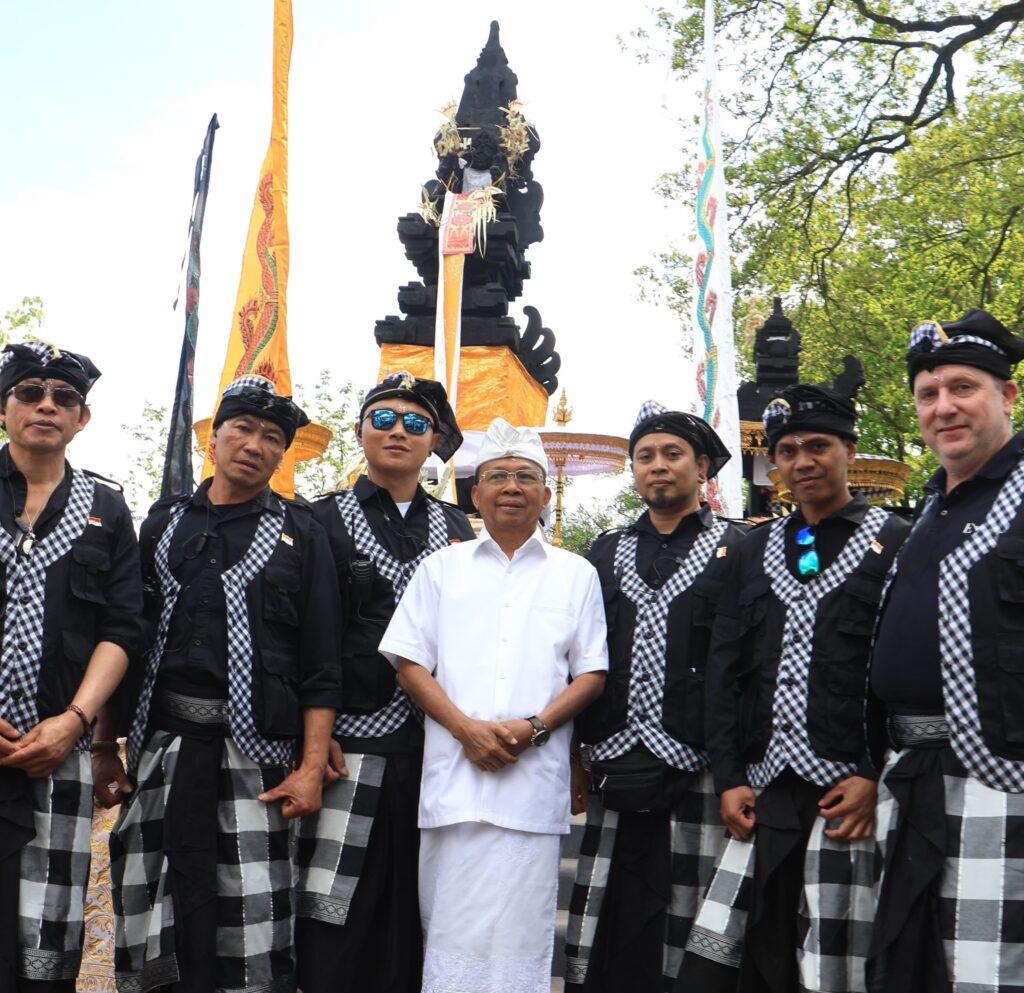 Foto bersama para Pecalang diaspora Bali di Eropa dengan Wayan Koster di area Pura Santa Citta Bhuwana, Belanda.