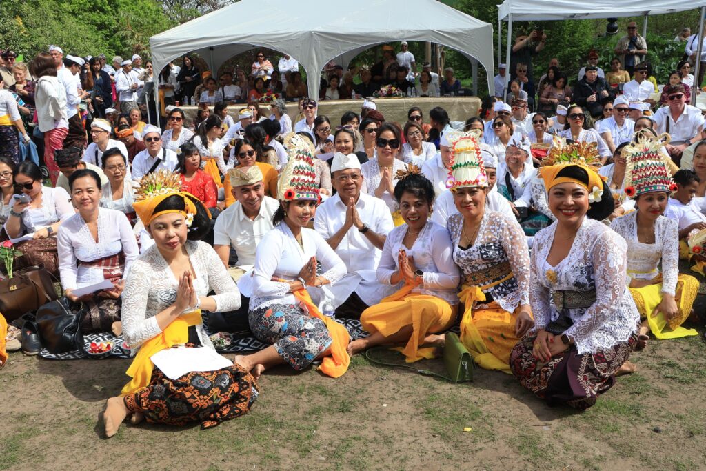 Foto bersama diaspora Bali di Eropa dengan Wayan Koster di area Pura Santa Citta Bhuwana, Belanda.