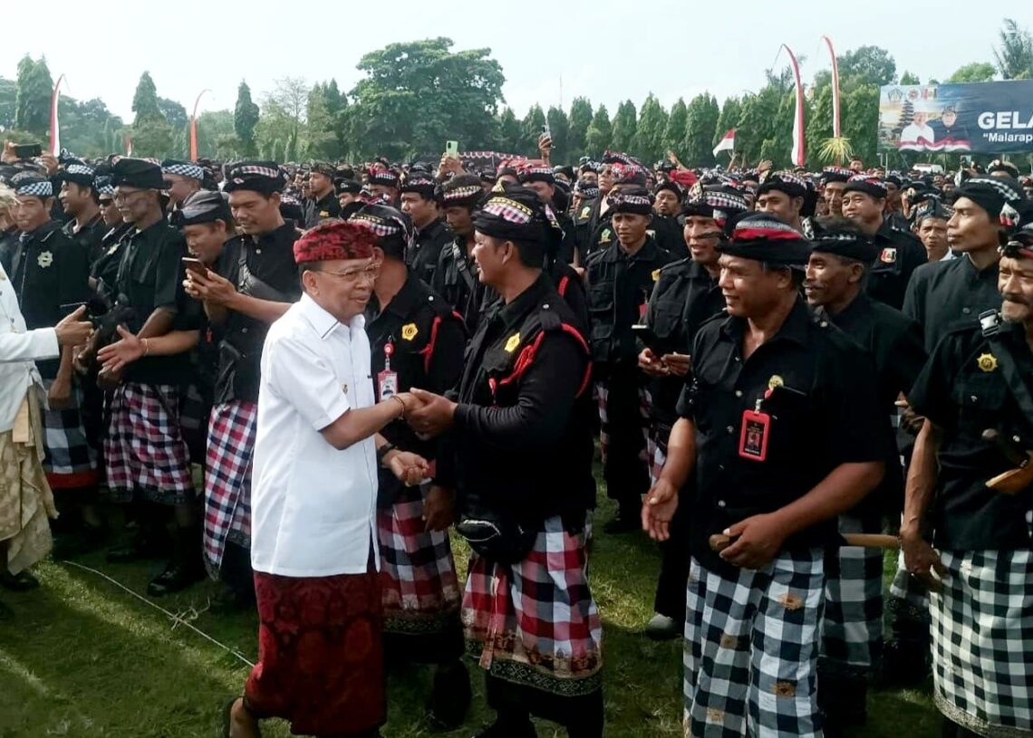 Gubernur Bali Wayan Koster saat bersalam-salaman dengan Pecalang Bali dalam acara Gelar Agung Pecalang Bali 2025 di Denpasar. -IST