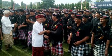 Gubernur Bali Wayan Koster saat bersalam-salaman dengan Pecalang Bali dalam acara Gelar Agung Pecalang Bali 2025 di Denpasar. -IST