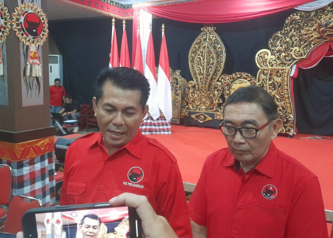 Bendahara DPD PDIP Bali Dewa Made Mahayadnyana alias Dewa Jack (kiri) didampingi Koordinator Umum BBK 2025, Putu Gede Wiwin Gunawasika. -Balitopik.com
