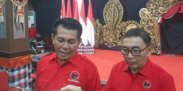 Bendahara DPD PDIP Bali Dewa Made Mahayadnyana alias Dewa Jack (kiri) didampingi Koordinator Umum BBK 2025, Putu Gede Wiwin Gunawasika. -Balitopik.com