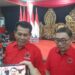 Bendahara DPD PDIP Bali Dewa Made Mahayadnyana alias Dewa Jack (kiri) didampingi Koordinator Umum BBK 2025, Putu Gede Wiwin Gunawasika. -Balitopik.com