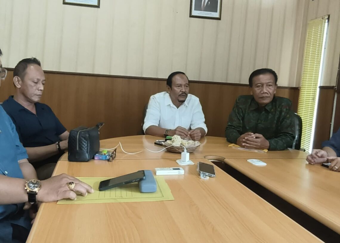 Ketua SC Dewa Made Suamba Negara (tengah) didampingi Ketua OC Komang Suarsana (kedua dari kanan). -Balitopik.com