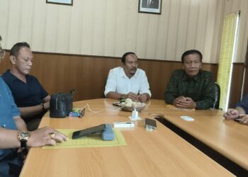 Ketua SC Dewa Made Suamba Negara (tengah) didampingi Ketua OC Komang Suarsana (kedua dari kanan). -Balitopik.com