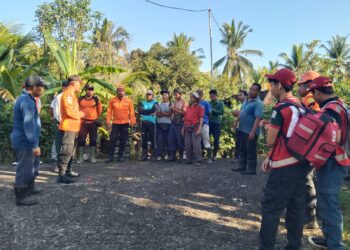 Foto: Tim Sar gabungan sedang briefing sebelum pencarian hari kedua Kakek Wayan Mander. -IST
