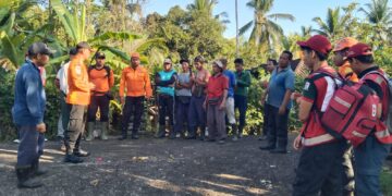 Foto: Tim Sar gabungan sedang briefing sebelum pencarian hari kedua Kakek Wayan Mander. -IST