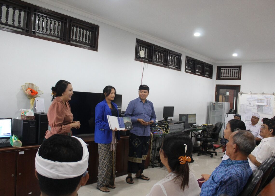 ITB STIKOM Bali Serahkan Aplikasi Agung ARmed kepada BPBD Provinsi Bali. -IST