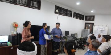 ITB STIKOM Bali Serahkan Aplikasi Agung ARmed kepada BPBD Provinsi Bali. -IST