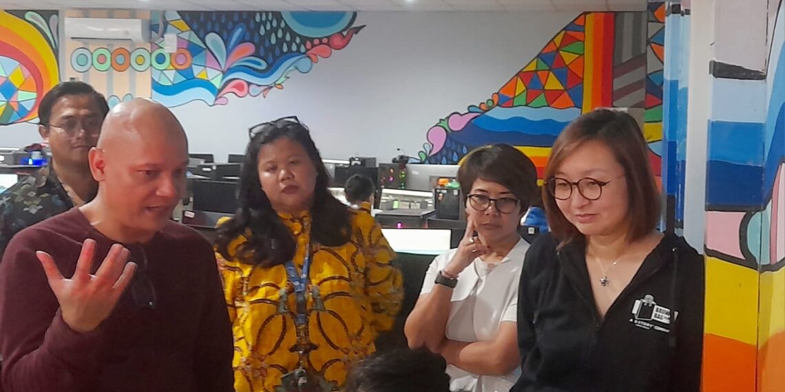 Wakil Menteri Ekonomi Kreatif (Wamen Ekraf) Irene Umar (Kanan) saat melihat seorang animator sedang membuat animasi di Studio BBF Bali. -Balitopik.com
