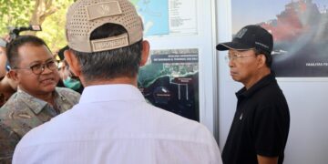 Gubernur Bali Wayan Koster saat meninjau LNG Sidakarya. -Balitopik.com