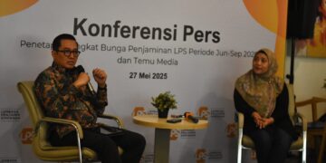 Kepala Kantor Perwakilan Lembaga Penjamin Simpanan (LPS) II, Bambang S. Hidayat (kiri). -IST