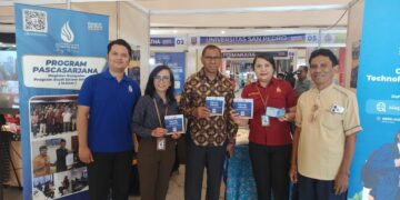 Wagub NTT Irjen Pol (Purn) Johny Asadoma foto bersama di stand ITB STIKOM Bali. -IST