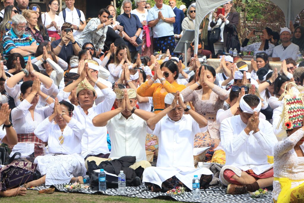 Gubernur Bali Wayan Koster saat upacara malaspas.