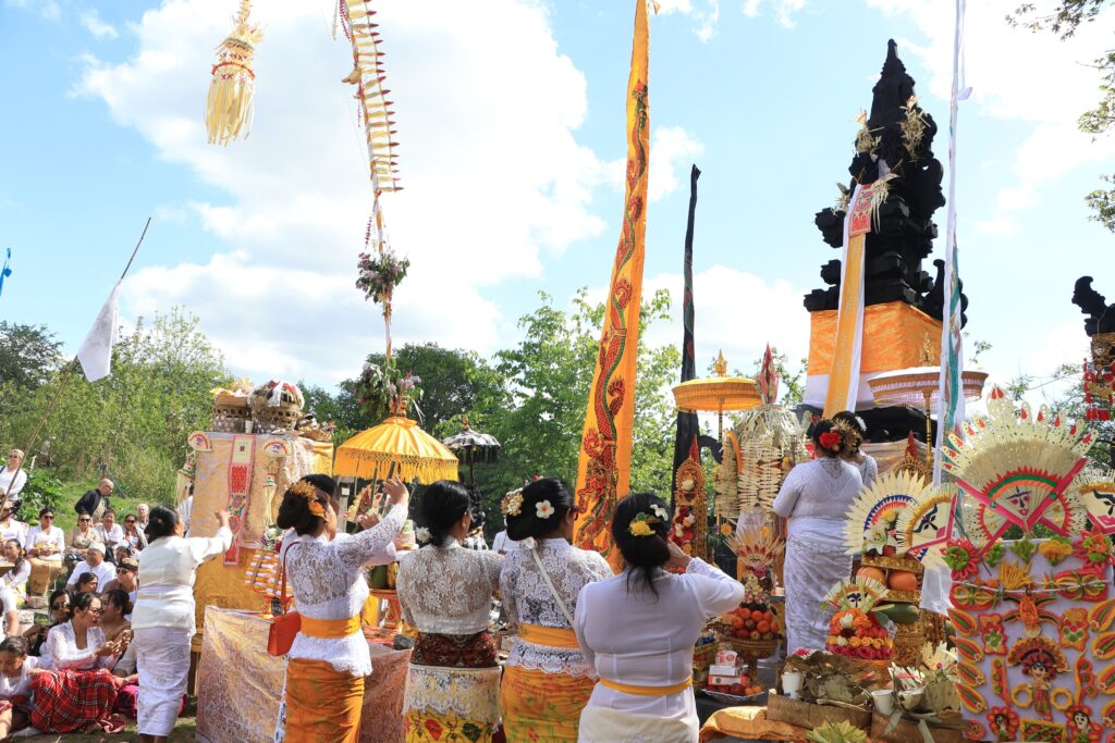 Suasana upacara malaspas di Pura Santa Citta Bhuwana.