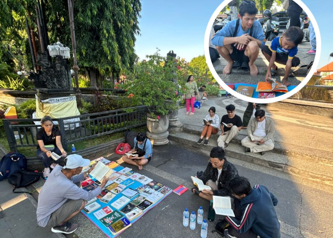 Komunitas literasi saat gelar lapak buku gratis di Buleleng. -Balitopik.com