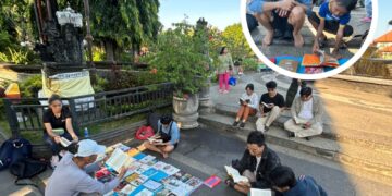 Komunitas literasi saat gelar lapak buku gratis di Buleleng. -Balitopik.com