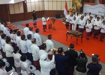 Gubernur Bali Wayan Koster saat melantik dan Pengambilan Sumpah/Janji jabatan Pejabat Tinggi Pratama di Lingkungan Pemprov Bali tahun 2025. -Balitopik.com