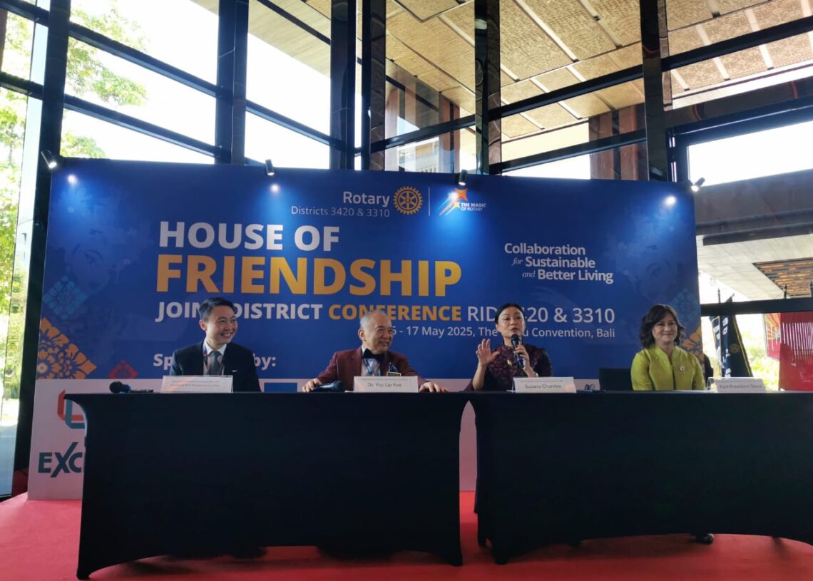 Tengah: Gubernur Distrik 3420 Rotary wilayah Indonesia Timur, Suzana Chandra (kedua dari Kanan), dan Gubernur Rotary Distrik 3310 wilayah Singapura, Malaysia, Brunei, Dr. Yap Lip Kee (kedua dari kiri). -Balitopik.com