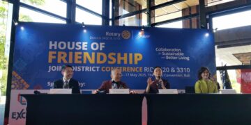 Tengah: Gubernur Distrik 3420 Rotary wilayah Indonesia Timur, Suzana Chandra (kedua dari Kanan), dan Gubernur Rotary Distrik 3310 wilayah Singapura, Malaysia, Brunei, Dr. Yap Lip Kee (kedua dari kiri). -Balitopik.com