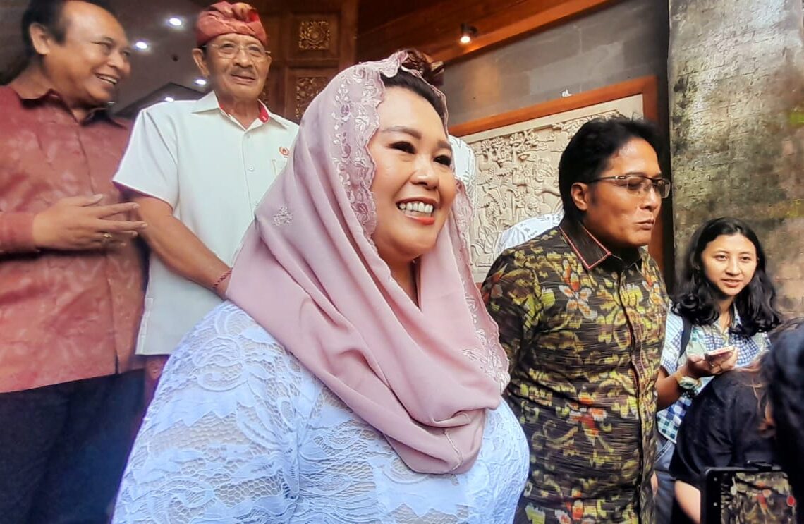 Ketua Federasi Panjat Tebing Indonesia (FPTI) Yenny Wahid (kiri) didampingi Wakil Gubernur Bali, Giri Prasta. -Balitopik.com